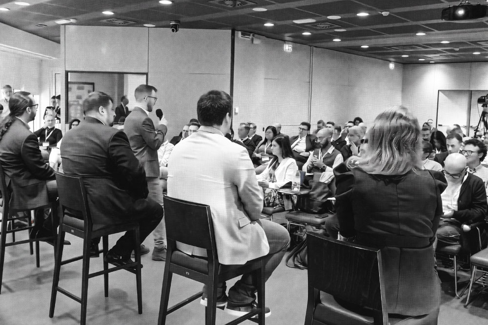 Eliano Ricci durante una sessione di formazione e consulenza marketing